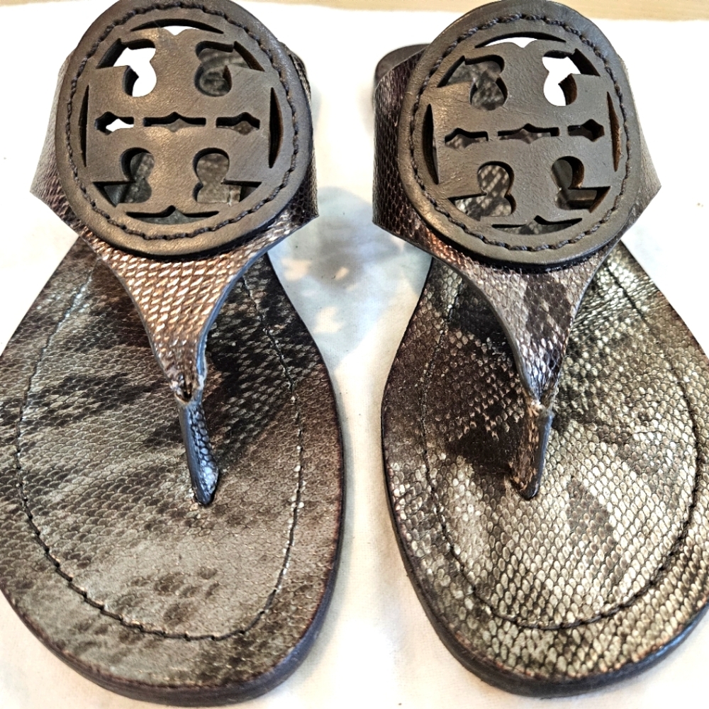 Tory Burch Louisa Flat Thong Metalic Diamond Back Print Leather 5.5. Like new.